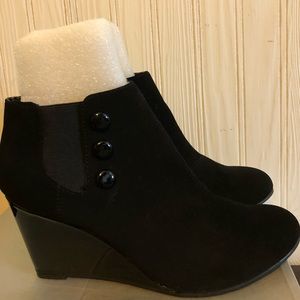 Like new, Women’s black wedges.
